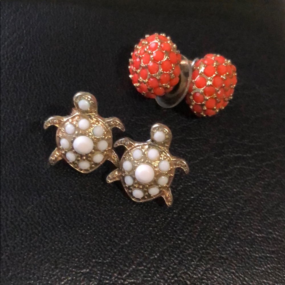 Two pairs of stud earrings